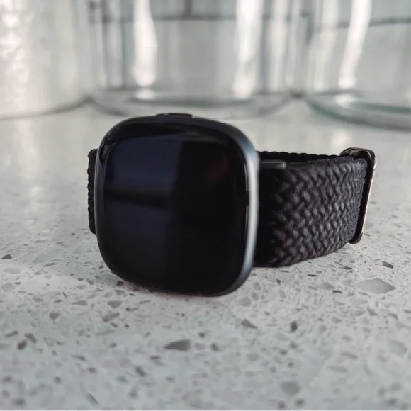 Fitbit 4 Versa - Picture 2 of 3